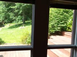 Master Bedroom with Garden View，位于亨廷顿的民宿