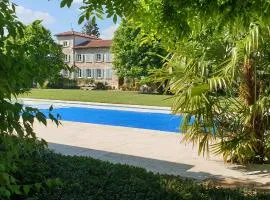 Séjour élégance et bien-être au CHATEAU de GRANDMONT - piscine et parc arboré au coeur du vignoble du Beaujolais