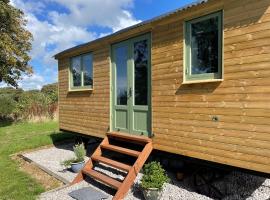 Cosy Shepherd Huts near Newborough Forest Anglesey，位于盖尔文的露营地