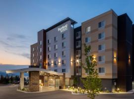 Fairfield Inn & Suites by Marriott Salmon Arm，位于萨蒙阿姆的带泳池的酒店