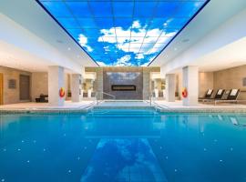马里奥特滑铁卢德尔塔酒店，位于滑铁卢的带泳池的酒店
