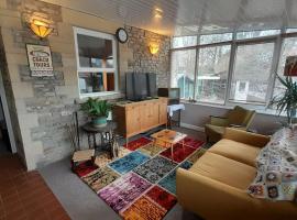 Quirky mid century themed holiday home，位于谢普顿马利特的酒店