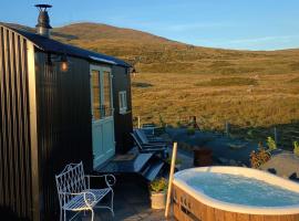 Black hut at Slieve Croob Glamping，位于Ballyward的酒店