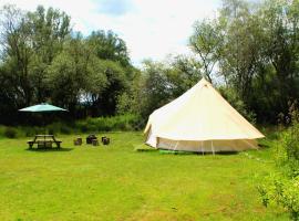 The Meadows Bell Tents，位于克莱尔的酒店