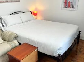 Fragrant Homes-68B independent aircon room, with 65’TV, queen size beds, rest sofa, built in wardrobe