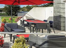 3 Bedroom Awesome Home In Saint-Carreuc，位于Plouguenast Langast的酒店