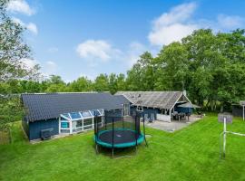 Cozy Home In Hadsund With Indoor Swimming Pool，位于Helberskov的酒店