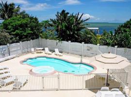 Private Estate Pool Ocean View 20 minutes to Key West，位于Summerland Key的带按摩浴缸的酒店