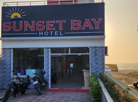 Sunset Bay Hotel，位于库克斯巴扎的带停车场的酒店