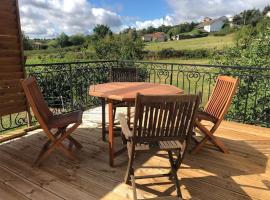 Charmant studio neuf tout équipé terrasse vue imprenable, parking facile gratuit，位于Lézigneux的酒店