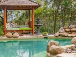 Stylish rural retreat on the foothills of Mt. Mee，位于Upper Caboolture的酒店