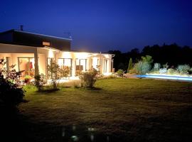 Villa contemporaine avec piscine sur 4000 m2 à Rodez 9 personnes，位于奥内莱沙托的酒店