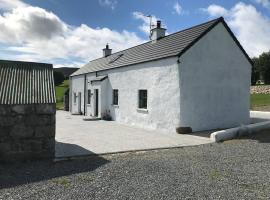 Mournes Family Cottage with Hot Tub，位于Hilltown的酒店