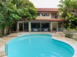 Heated Pool! 1 Minute Walk To The Beach! PURA VIDA Villa，位于荷兹利亚的酒店