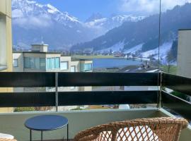 Wunderstay Alpine 203 Chic Studio with Balcony, Mountain and Lake view，位于英格堡的公寓
