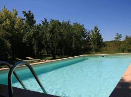 villa au pied du Luberon avec piscine，位于洛里的酒店