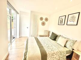 Stunning 1 bedroom and double sofa bed near Train station，位于南安普敦五月花剧院附近的酒店