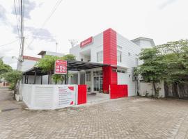 RedDoorz Syariah near GOR Bung Karno Nganjuk，位于Nganjuk的酒店