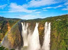 STAYMAKER Prakruthi Lodge - Opp Jog Falls，位于Māvingundi的酒店
