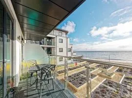 Beach Front 2Bed Sea View & Parking