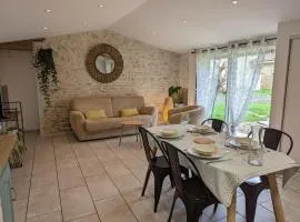 Maison charentaise avec piscine chauffée, jardin privé et proche commerces, idéale pour couples - FR-1-653-228