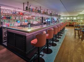 莱斯罗科特酒店，位于圣彼得港的带停车场的酒店