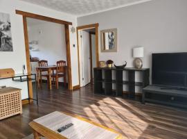 Charming spacious 2 bed apartment in quiet area，位于Exhall的酒店