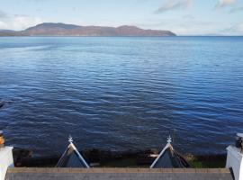 Carnmhor, Isle of Skye - Stunning 242 year old cottage on its own sea shore!，位于Breakish的海滩短租房