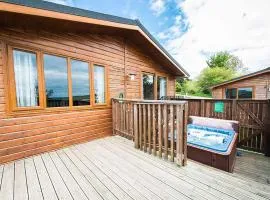 Skylark Lodge with Hot Tub