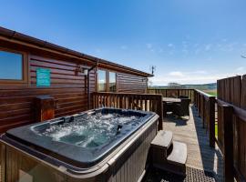 Woodpecker Lodge with Hot Tub，位于库珀的酒店