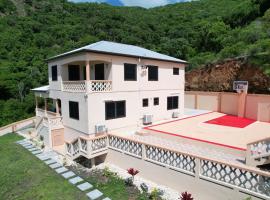 The Pearl - Spacious Air Conditioned 3BD, 2BTH Villa with Gorgeous Views，位于Old Road的酒店