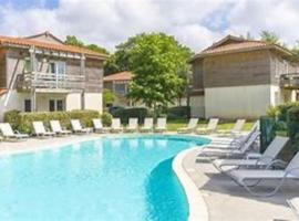 La Cabane Aureilhan Appartement 6 pers avec piscine au bord du lac，位于欧雷扬的酒店