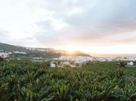 Tortuga blue house in banana plantation，位于阿鲁卡斯的酒店