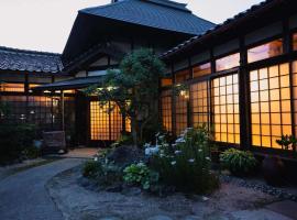 An old house with a fire pit for rent Guesthouse Yukarian - Vacation STAY 87627v，位于Egita的带停车场的酒店