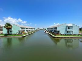 Rockport Waterfront Condo with a View，位于罗克波特的酒店