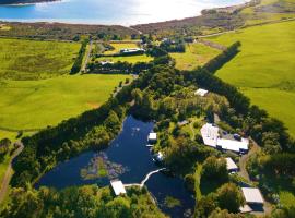 The Lakes - Kai Iwi Lakes Exclusive Retreat，位于Kaihu的带停车场的酒店