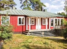Nice Home In Ljungskile With 5 Bedrooms And Wifi