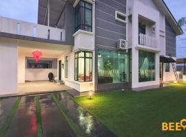 Cheng Landed Villa in Taman Bertam Setia Melaka，位于马六甲的带停车场的酒店