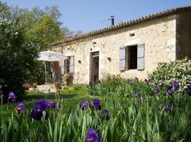 Stunning 21-Bed Cottage in La Sauvetat 2 houses，位于La Sauvetat的酒店