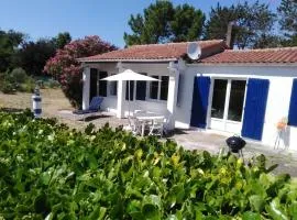 Maison oléronaise avec la plage à pied et la piste cyclable au bout du jardin