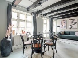Unique 2 Bedroom Duplex w Exposed Beams in CPH City，位于哥本哈根的酒店