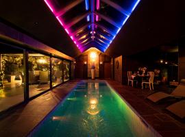 Black Barn Spa Swim & Stay，位于大雅茅斯的带按摩浴缸的酒店