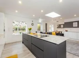 LANGLEY LODGE 7 Double Bedrooms with SMART TVs, 6 Bathrooms, Fully Equipped Kitchen, Ample PARKING, Wifi, dishwasher, Garden, GREAT CENTRAL LOCATION Ideal for BUSINESS and TRADES TEAMS For Long Stays contact Langley Cottages & Serviced Apartments