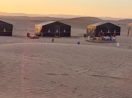 Camp Golden Desert Morocco，位于Mhamid的酒店