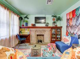 Canary Cottage-brighten your stay-central NW OKC，位于俄克拉何马城的酒店