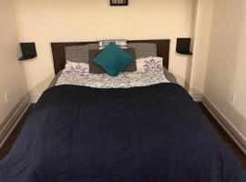 Cozy & Spacious Suite with Private Bathroom near Toronto Airport !，位于米西索加Meadowvale GO Station附近的酒店