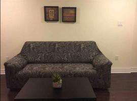 Cozy & Spacious Suite with Private Bathroom near Toronto Airport !，位于米西索加的酒店