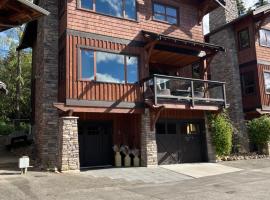 SHUSWAP LAKE CARMEL BEACH RESORT，位于Blind Bay的酒店