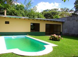 ALQUILER TEMPORARIO, CHALET con PILETA, para 6 personas, SALTA, San Lorenzo，位于萨尔塔的木屋