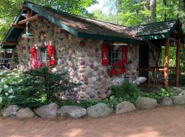 The croquet cabin your year round romantic escape，位于Boulder Junction的酒店